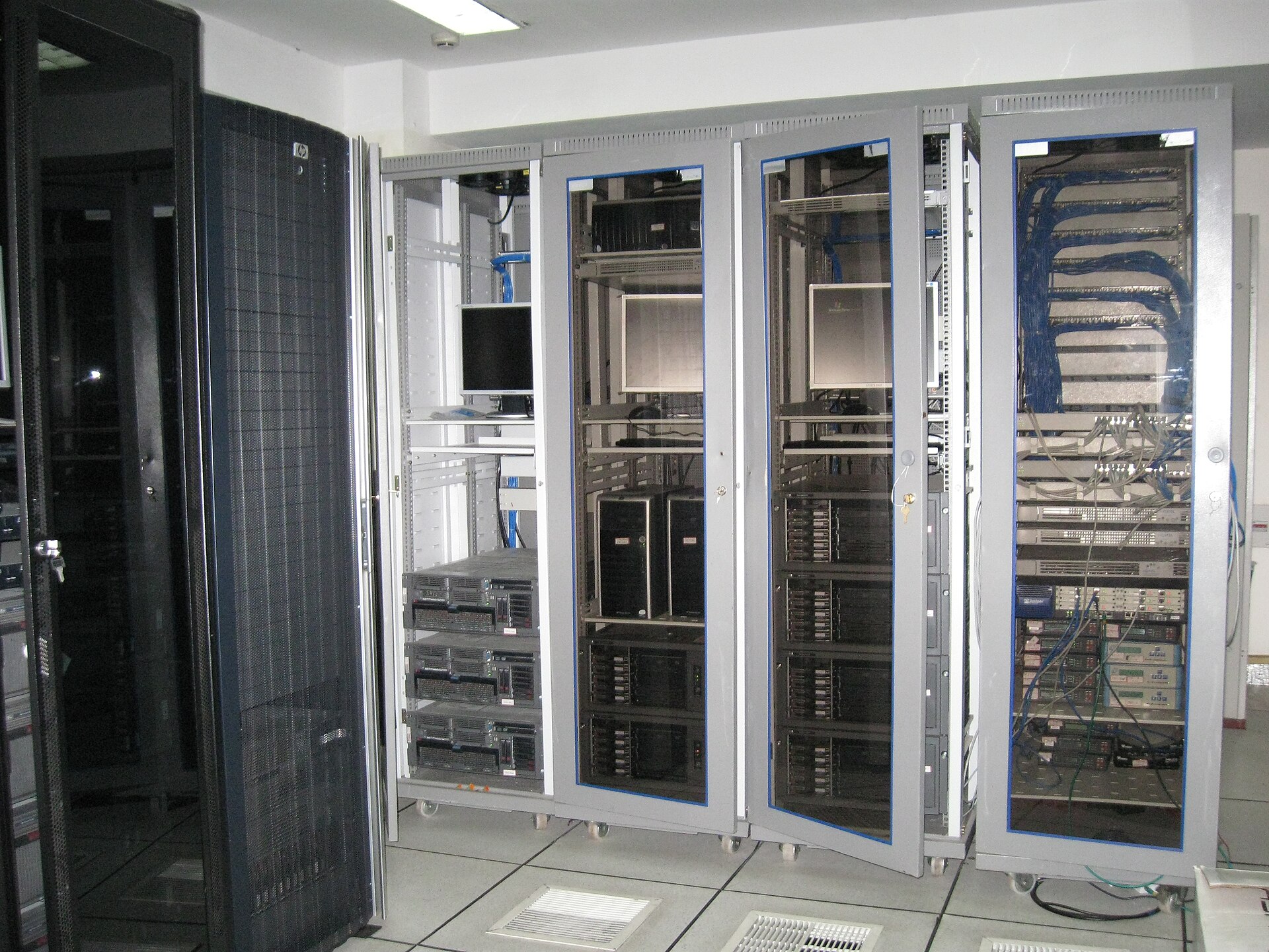 Serverruimte met rekken vol computers