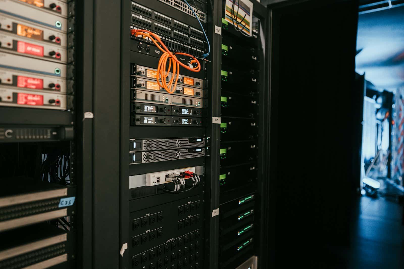 Serverrack met netwerkkabels in een datacenter